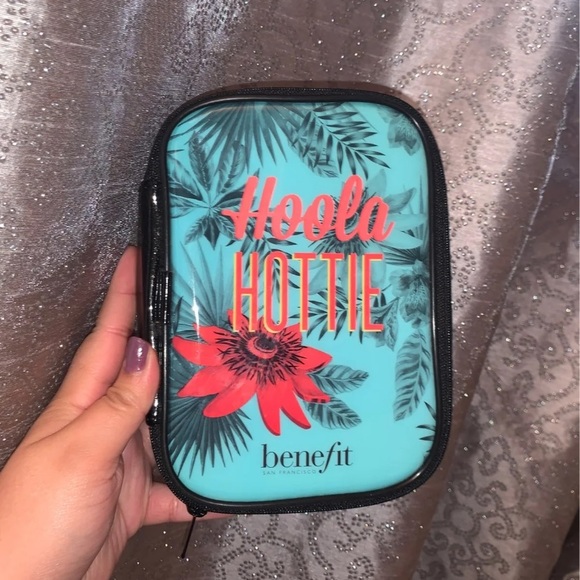 Benefit Cosmetics Bag | 🌸